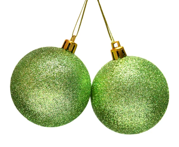 Två gröna jul bollen isolerad på vit bakgrund. Perfekt. — Stockfoto