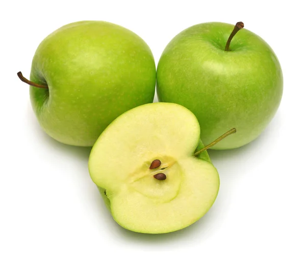 Pommes vertes entières et à moitié isolées sur fond blanc. Créati — Photo