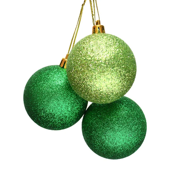 Drie groene kerstbal geïsoleerd op witte achtergrond. Perfect. — Stockfoto