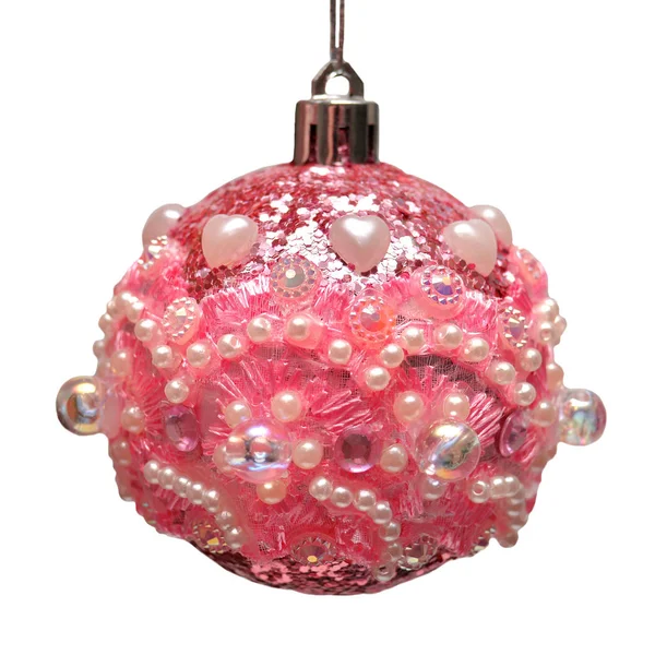 Boule de Noël rose décorée dentelle, perles, brillant, sequins isolat — Photo