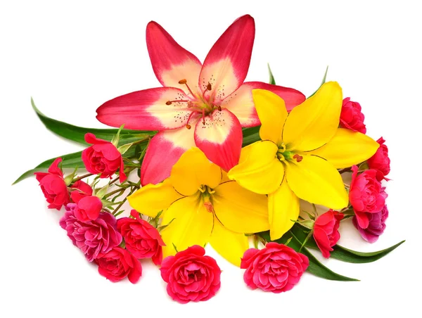 Virágok sárga liliom és rózsaszín rózsa levelek elszigetelt whi — Stock Fotó