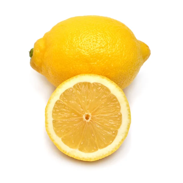 Лимон цілий і шматочки фруктів ізольовані на білому тлі. Досконалість — стокове фото