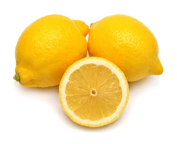 Лимон цілий і шматочки фруктів ізольовані на білому тлі. Досконалість — стокове фото