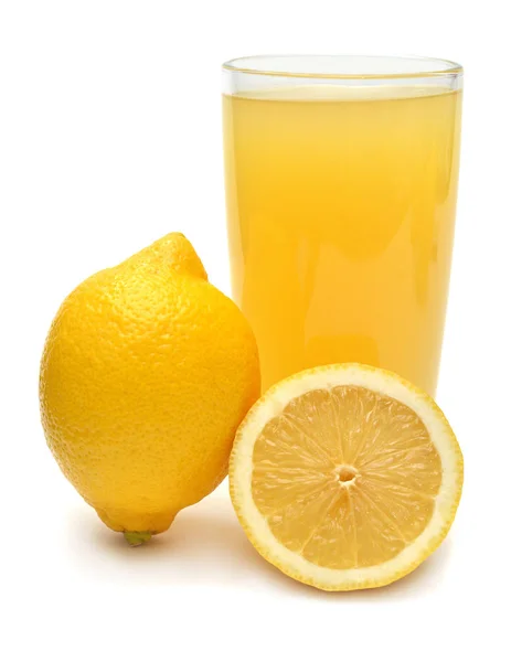 Limón entero y rebanada con zumo de fruta aislado sobre fondo blanco — Foto de Stock