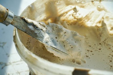 Çoklu- sto 'nun tuğla duvarlarını doldurmak için kuru karışım üretimi