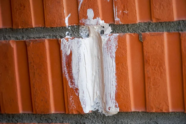 Mise en place des murs de briques d'un immeuble de plusieurs étages avec — Photo