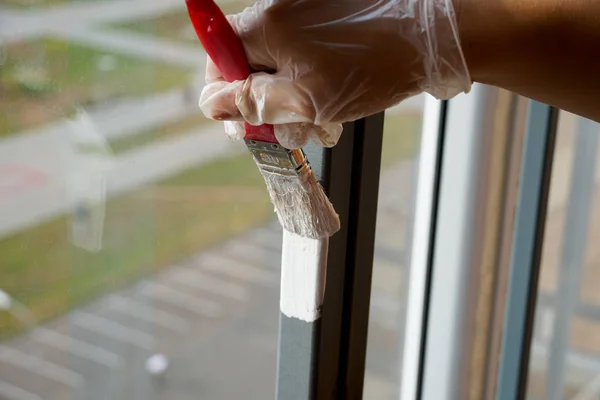 Streichen von Metallstrukturen mit weißer Farbe mit dem Pinsel — Stockfoto