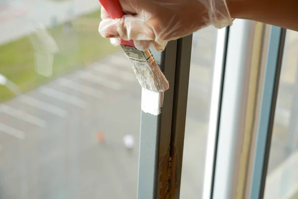 Das Mädchen hält einen Pinsel mit einem roten Stift in der Hand und geht — Stockfoto