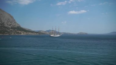 Yeni Dünya Körfezi. Yoldaki yelkenli. Kırım 'daki Karadeniz kıyısında. Ukrayna.