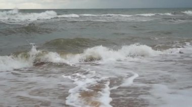 Denizde fırtına. Fırtınalı havada Azov Denizi kıyısında. Dalgalar, rüzgar ve deniz püskürtüsü. Rusya