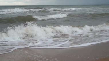 Denizde fırtına. Fırtınalı havada Azov Denizi kıyısında. Dalgalar, rüzgar ve deniz püskürtüsü. Rusya