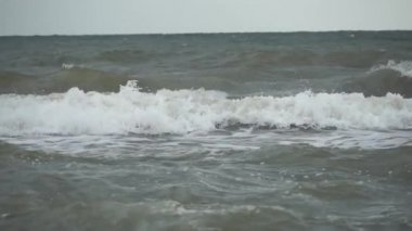 Denizde fırtına. Fırtınalı havada Azov Denizi kıyısında. Dalgalar, rüzgar ve deniz püskürtüsü. Rusya