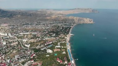 Kırım 'daki Sudak tatil köyünün kıyısında. Ukrayna. Yaz tatili.