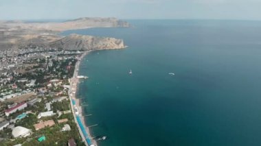 Kırım 'daki Sudak tatil köyünün kıyısında. Ukrayna. Yaz tatili.