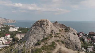 Kırım 'daki Sudak tatil köyünün kıyısında. Ukrayna. Yaz tatili.