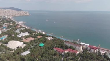 Kırım 'daki Sudak tatil köyünün kıyısında. Ukrayna. Yaz tatili.