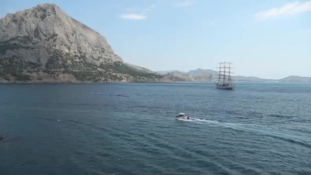 Bay New World. Voilier dans la rade. Côte de la mer Noire en Crimée. Ukraine.