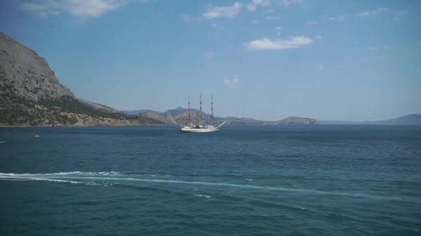 Μπέι Νιου Γουόρλντ Πλοίο Στο Οδόστρωμα Ακτή Της Μαύρης Θάλασσας — Αρχείο Βίντεο