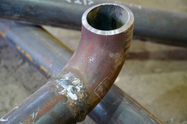Boru hattının kaynaklı kıçı ve Du50 dalı, elle kaynak yapılmış.