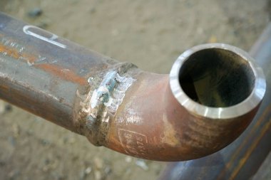 Boru hattının kaynaklı kıçı ve Du50 dalı, elle kaynak yapılmış.