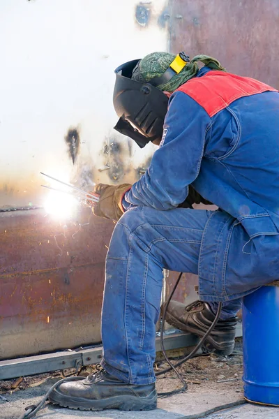 Saldatore al lavoro. Lamiere di acciaio per saldatura del guscio del serbatoio — Foto Stock