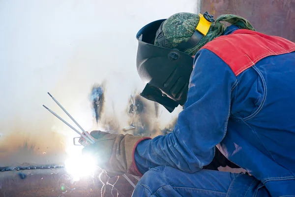 Saldatore al lavoro. Lamiere di acciaio per saldatura del guscio del serbatoio — Foto Stock