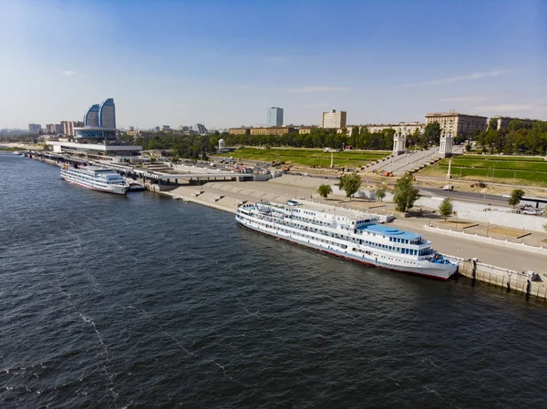 Volga 'da turistlerle dolu bir yolcu gemisi iskelede duruyor. — Stok fotoğraf
