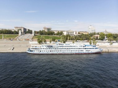 Volga 'da turistlerle dolu bir yolcu gemisi iskelede duruyor.