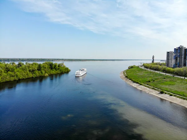 A cruise ship with tourists passes through the Volga-Don Shippin — Stock Photo, Image