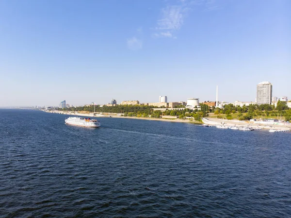 Turistli bir yolcu gemisi Volgograd 'ın göl kenarından geçip Volga' dan Astrakhan 'a gidiyor. Volgograd 'da. Rusya