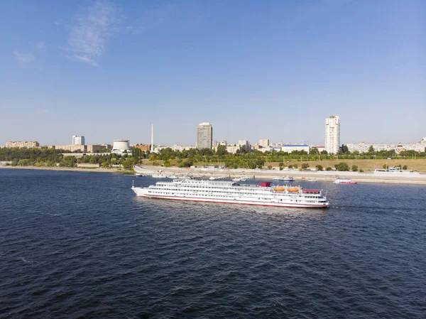 Turistli bir yolcu gemisi Volgograd 'ın göl kenarından geçip Volga' dan Astrakhan 'a gidiyor. Volgograd 'da. Rusya