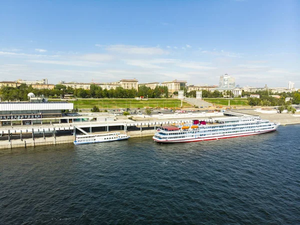 Volga Turistlerle Dolu Bir Yolcu Gemisi Volgograd Şehrinin Merkez Güvertesindeki — Stok fotoğraf