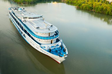 Turistli bir yolcu gemisi Volga-Don gemisinden geçiyor.