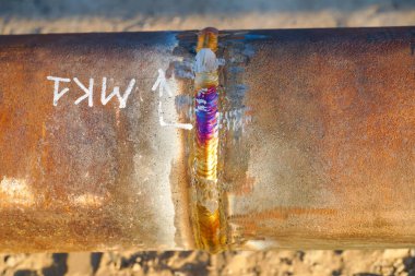 Du150 boru hattının kaynaklı kıç eklemleri kırılma çeliğinden kaynaklı, kaynakla kaynaklanmış ve sonrasında ısı tedavisi yapılmamış. Gaz borusu.