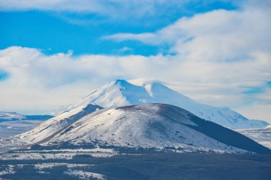 Pyatigorsk şehri. Rusya 'daki Kuzey Kafkasya' daki Elbrus oyuğunun zirvelerinin manzarası. Dağa doğru yükseliyor. Kayak için kayak pisti. Elbrus. Rusya 'nın kuzeyindeki Kafkasya' da dağ sıraları