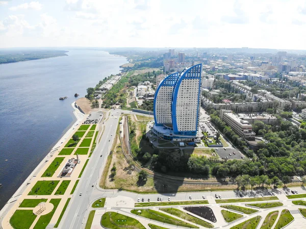 Volgograd 'da. Şehrin ve Volga 'nın yukarıdan görünüşü. Çoklu- stor