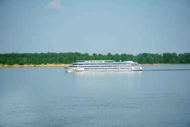 Turistlerle dolu 4 güverteli büyük bir yolcu gemisi