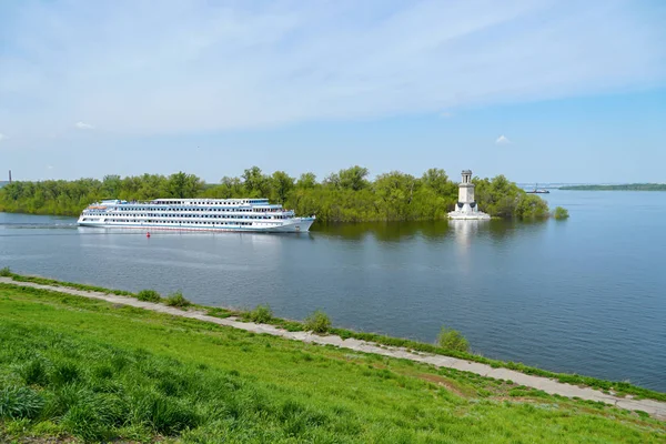 Turistli bir yolcu gemisi Volga-Don gemisinden geçiyor. — Stok fotoğraf
