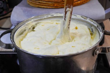 B 'nin arka planında kek hazırlamak için çırpılmış krema.