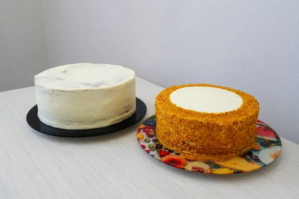 記念日のための料理やお祝いの多層ケーキを飾る ケーキは装飾の準備ができています Confector — ストック写真