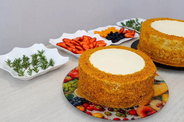 新鮮な果物を使用したマスターペストリーシェフによるお祝いの多層手作りケーキを飾る イチゴ ブルーベリー ラズマリン 物理的なお祝いのケーキの準備と装飾のための成分 — ストック写真