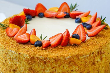 Meyve ve meyvelerle doğum günü pastası pişirip süslemek. Çilek, yabanmersini ve bitki salatası. Vitamin Pastası.      