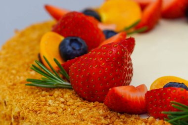 Meyve ve meyveli vitamin kokteyli. Doğal ürünlerle süslenmiş bir pasta. Çilek.           