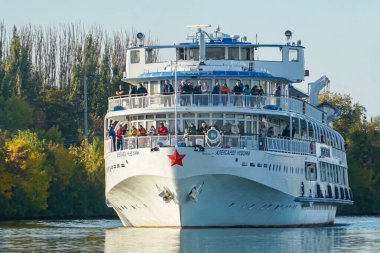 Volgograd, Rusya - 27 Ekim 2019. Turistlerle dolu yolcu gemisi 