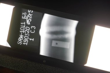 Frenlenemez kontrol. Petrokimya şirketindeki boru hattının kaynaklarının röntgenleri. Kaynak evliliği. Gözeneklerin birikimi.                        