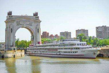 Volgograd, Rusya-27 Temmuz 2019. Turistli bir yolcu gemisi Lenin 'in adını taşıyan Volga-Don Nakliye Kanalı' ndan geçiyor ve kargo gemilerinden ayrılıyor. Volgograd 'da. Rusya                             