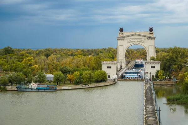 Motorlu Gemi Çinde Turist Bulunan Büyük Bir Yolcu Gemisi Lenin — Stok fotoğraf