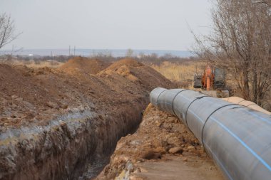 Yeni propilen boru hattı DN 350 ve DN 500 bir siper döşemek ve petrol rafinerisi için petrol ve gaz pompalamak için hazırlandı                             