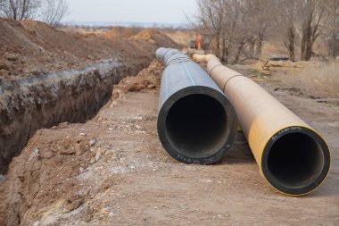 Yeni propilen boru hattı DN 350 ve DN 500 bir siper döşemek ve petrol rafinerisi için petrol ve gaz pompalamak için hazırlandı                           