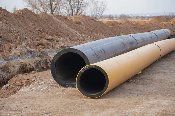 Yeni propilen boru hattı DN 350 ve DN 500 petrol rafinerisi için siper kurmaya hazır.                   